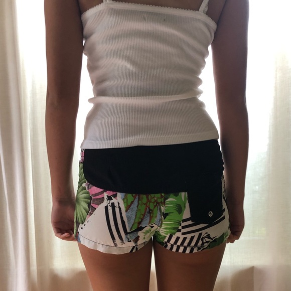 Volcom Board Shorts Black with Jungle Pattern - Picture 3 of 3